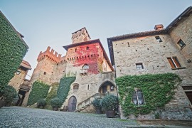 Castello-cortile04(bassa)